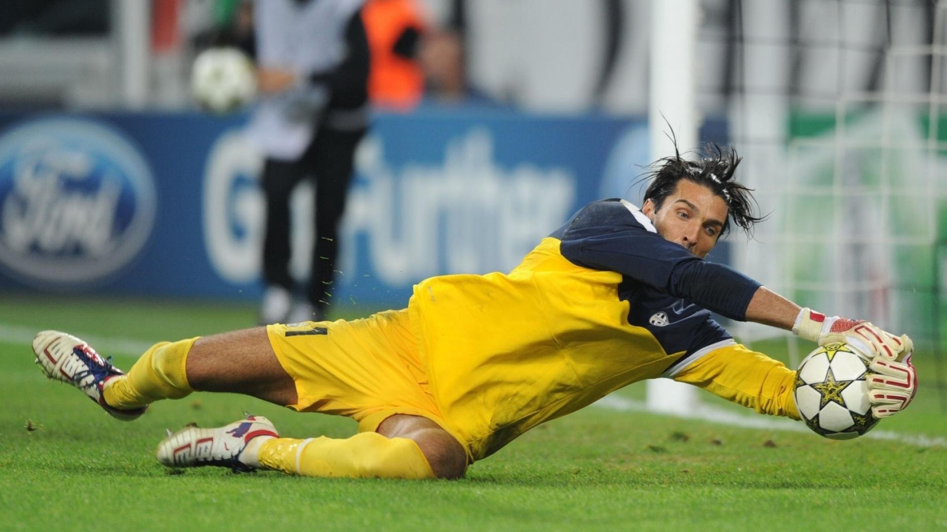 kaiyun登录-魔人降临虹口，哈兰德场边激情指挥，申花悍将怒摔水瓶抗议，魔人哈兰德指挥虹口，申花悍将怒摔水瓶抗议
